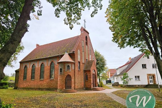 Ein Unikat: Neugotische Kirche (Denkmal) mit Park & Gemeindehaus (Erbbaurecht)