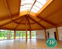 Verkaufsraum mit Holztäfelungen